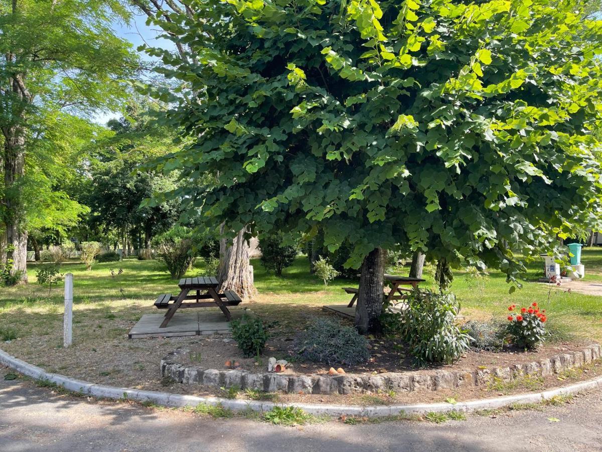 Camping Les Portes De Sancerre Saint-Satur Exterior foto